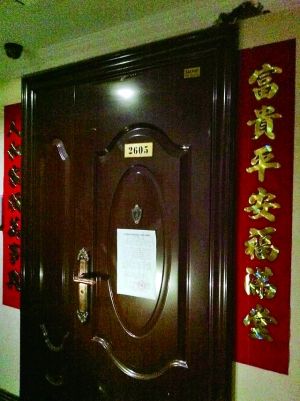 拆除公告昨天仍貼在2605號大門上。