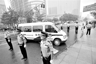 　　昨日早上,押解李某某的車隊(duì)開進(jìn)法院。當(dāng)日,李某某等5人涉嫌強(qiáng)奸案在海淀法院不公開審理。本版攝影/新京報記者 王貴彬