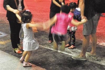 2012年8月1日晚，北京兒童醫(yī)院，三個來自廊坊的小女孩在玩耍，她們都被幼兒園老板性侵害。本版攝影/新京報記者 尹亞飛