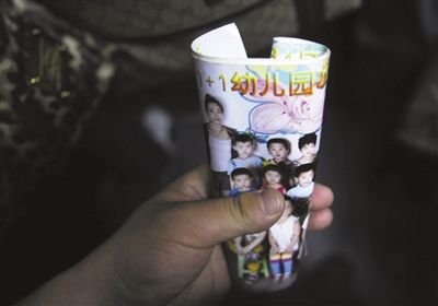 2012年8月1日，事發(fā)幼兒園一受害女童展示班級合影。