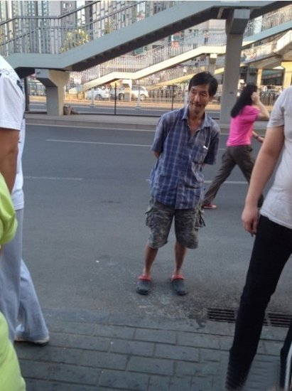 搶嬰男子站在一旁。