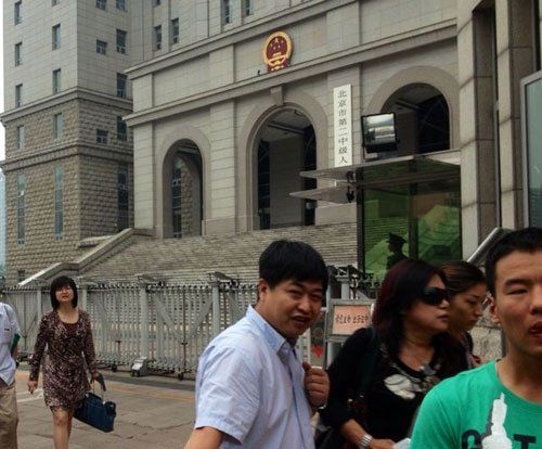 上午10：35分左右，蘇順虎律師和其家屬從法院西大門出來。