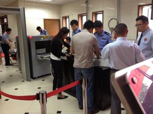 上午蘇順虎律師和其家屬安檢進(jìn)入法院。