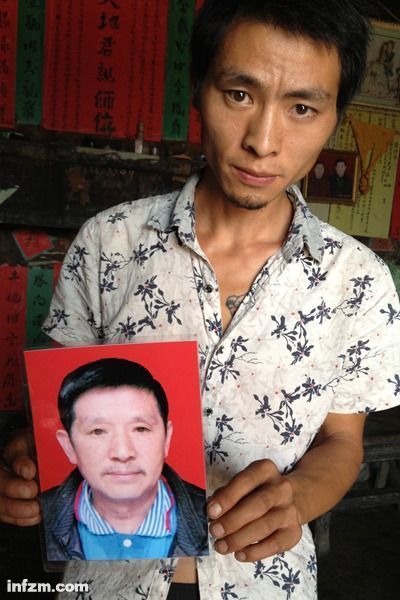 程興貴的兒子程正鵬拿著父親的遺照。程興貴自殺后，政府補(bǔ)償程家6000多塊錢，并終于認(rèn)定了程興貴的代課教齡。 (南方周末記者雷磊/圖)