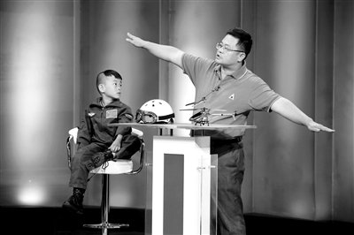 9月6日，“鷹爸”和多多在北京科影制片廠錄制一檔節(jié)目。