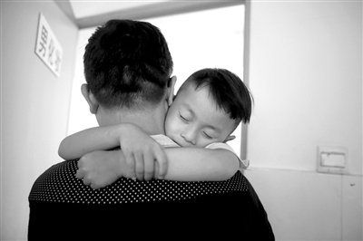 9月6日，“鷹爸”抱著多多去化妝間，準備錄制節(jié)目。