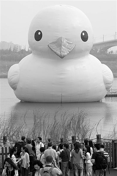 前日，大黃鴨首秀時(shí)，皮膚發(fā)皺、嘴巴尖尖朝下嘟，顯得頗為“委屈”。