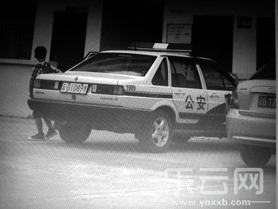 被指接送小孩上學(xué)的警車。