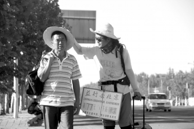 徒步旅途的第77天，雷闖與父親一起前行。雷闖供圖