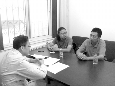 9月13日下午，雷闖(中)與父親在國(guó)家衛(wèi)計(jì)委遞交建議信，與衛(wèi)計(jì)委工作人員交流?！±钻J供圖