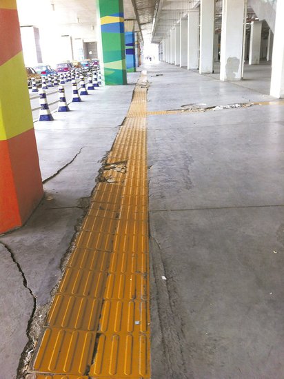 在溫嶺火車站架空層，由于沉降產(chǎn)生的裂縫到處可見。