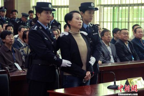 9月24日上午8時30分，陜西“房姐”龔愛愛涉嫌偽造、買賣國家機(jī)關(guān)證件一案，在陜西靖邊縣人民法院公開