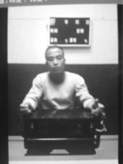 案發(fā)后,當(dāng)?shù)卮迕駛儑^現(xiàn)場。網(wǎng)絡(luò)截圖