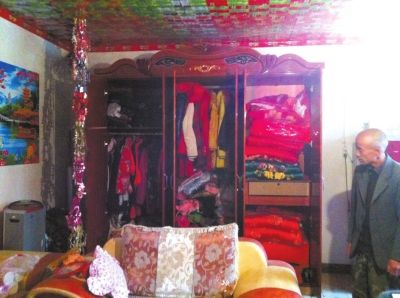 大衣柜里掛滿了各式衣服和挎包。