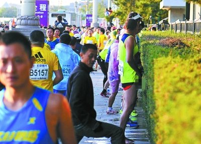 北京馬拉松“尿紅墻” 集體噓噓是傳統(tǒng)？