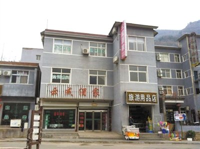 今年，胡萬(wàn)林涉嫌非法行醫(yī)的地點(diǎn)，就在這座農(nóng)家賓館內(nèi)。