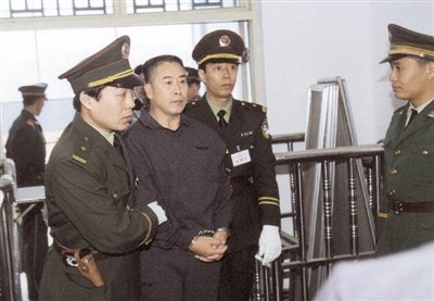 2000年9月30日，河南商丘，胡萬(wàn)林被法警押上法庭。