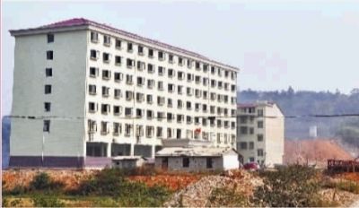  10月23日，長沙市岳麓區(qū)蓮花鎮(zhèn)云蓋村村委會的辦公大樓。  實(shí)習(xí)記者 李健 攝