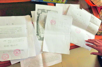 60歲的市民仇先生為了辦理公證所需的這些證明材料,半個月時間里跑了30多趟腿。記者　李萌博　攝