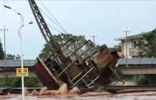 抽砂船卡在橋下。