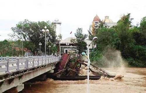 抽砂船卡在橋下。