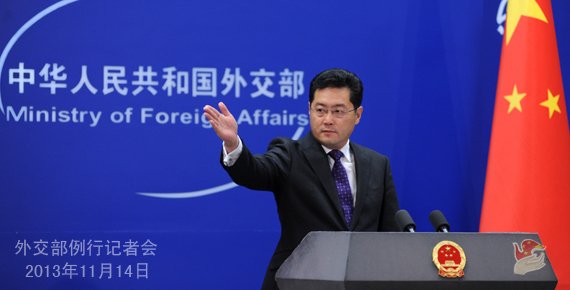 2013年11月14日，外交部發(fā)言人秦剛主持例行記者會。