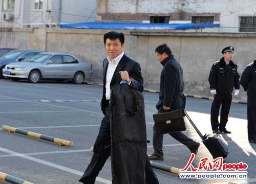 庭審當日，李某某辯護律師張起淮匆匆趕到北京市一中院    人民網(wǎng)記者 翁奇羽攝