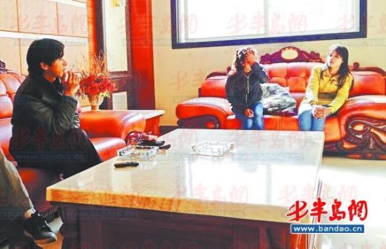 鄱陽湖鄉(xiāng)村大酒店內(nèi)，兩個(gè)本地男子帶著兩個(gè)外籍女子給記者