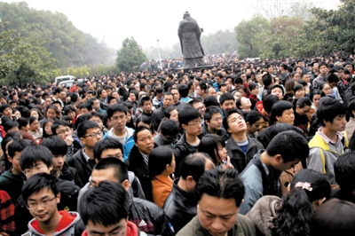 去年3月16日，武漢華中科技大學(xué)，“北約”、“華約”、“卓越”聯(lián)盟自主招生選拔考試湖北考點(diǎn)，考生等待進(jìn)場(chǎng)。 圖/CFP