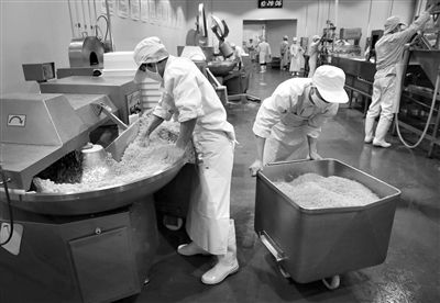 昨日，位于順義李遂開發(fā)區(qū)的慶豐包子鋪配送中心生產(chǎn)車間，工人們正在斬拌胡蘿卜餡料。