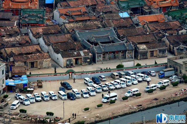 廣東陸豐市長帶隊進(jìn)駐制毒村 村內(nèi)貼滿禁毒標(biāo)語