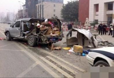 一輛越野車在車禍中受損嚴重。圖據(jù)網(wǎng)絡(luò)