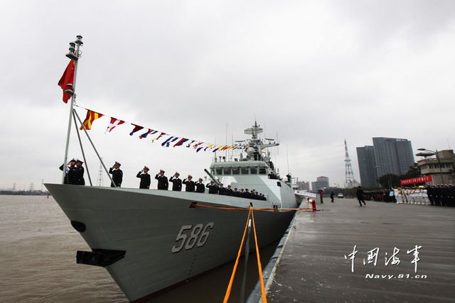 1月8日，某新型導(dǎo)彈護(hù)衛(wèi)艦吉安艦入列海軍東海艦隊(duì)命名授旗儀式現(xiàn)場。新華社發(fā)