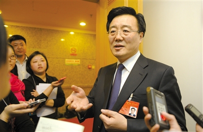 昨日，在十四屆人大二次會(huì)議順義代表團(tuán)全團(tuán)審議后，北京市人大代表、北京市常務(wù)副市長李士祥接受記者提問。新京報(bào)記者 浦峰 攝