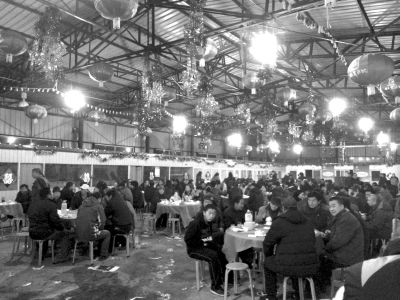 村主任孫女滿月宴席上，坐滿了前來道賀的村民。京華時(shí)報(bào)記者陶冉攝