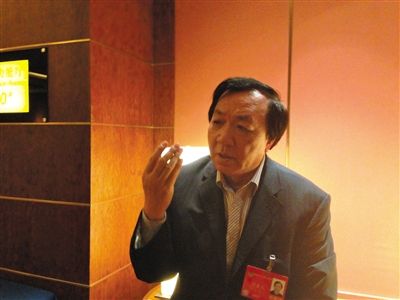 　昨日，在接受采訪時(shí)，何香久強(qiáng)調(diào)，大多公務(wù)員是勤勉工作的。