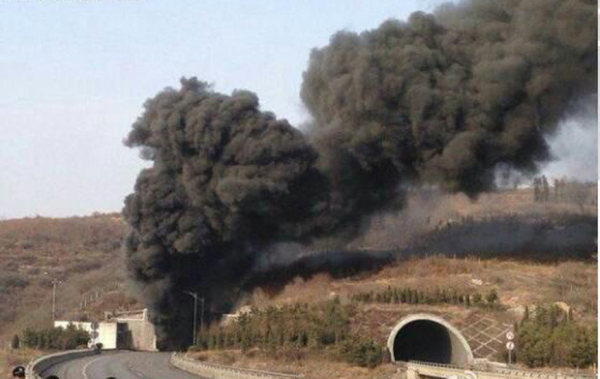 3月1日14時(shí)50分，山西，晉濟(jì)高速巖后隧道內(nèi)一輛拉煤車(chē)和一輛載有液態(tài)甲醇的車(chē)輛相撞爆炸。