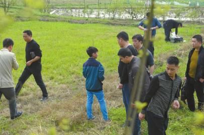 少年指認(rèn)藏槍地點(diǎn)。