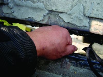 圖為大橋17號墩處橋面裂縫。梅建明 攝