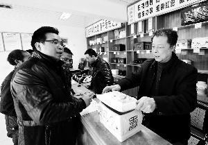 4月2日，福建省古田縣紀(jì)委、監(jiān)察局成立清明節(jié)專項(xiàng)督查組，對(duì)違反“八項(xiàng)規(guī)定”行為進(jìn)行監(jiān)督檢查。新華社發(fā)