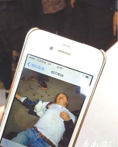 4月19日上午，目擊者拍到的黃祥拔被打現(xiàn)場(chǎng)圖片。網(wǎng)絡(luò)截圖