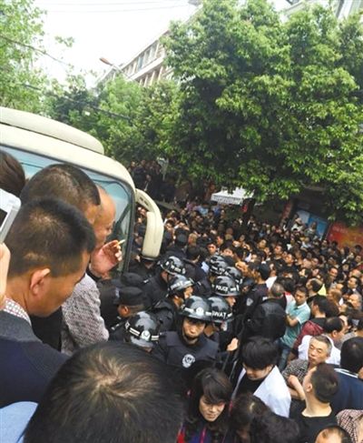 4月19日，蒼南縣靈溪鎮(zhèn)城管打人事件現(xiàn)場(chǎng)。網(wǎng)絡(luò)截圖