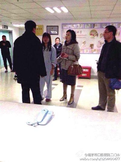 事發(fā)現(xiàn)場，打人者袁亞平(右二) (資料圖)