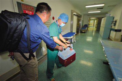 20∶55 活體心臟抵達安貞醫(yī)院手術(shù)室外交給醫(yī)生。
