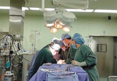 22∶30 手術(shù)正在緊張進行中，著名心臟外科專家孟旭主任主刀。