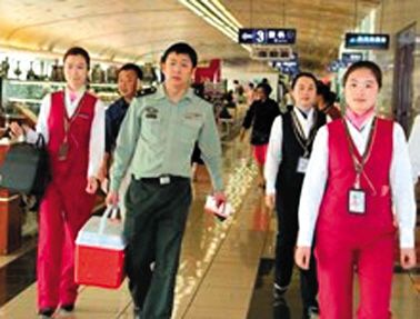 17∶25 南航工作人員引導陪運醫(yī)務人員走快速登機通道。網(wǎng)絡截圖