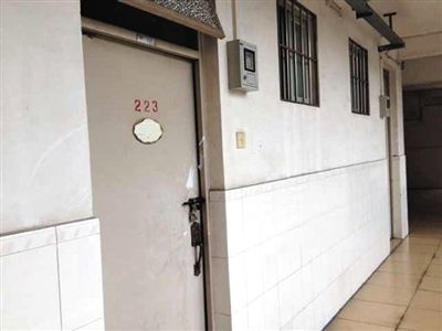 4月19日，中山大學(xué)一男生公寓樓二樓自殺研究生蔡潔挺的宿舍。門上的封條已被撕去。新京報記者 范春旭 攝