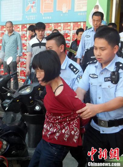  5月8日上午8時(shí)10分左右，江西省撫州市黎川縣日峰鎮(zhèn)家家樂(lè)超市發(fā)生一起持刀傷人案件。