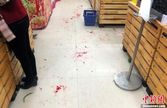   5月8日上午8時(shí)10分左右，江西省撫州市黎川縣日峰鎮(zhèn)家家樂(lè)超市發(fā)生一起持刀傷人案件。