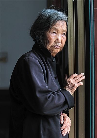 為了能“睡棺木”土葬，潘秀英四次喝農(nóng)藥自殺，后被搶救過來。